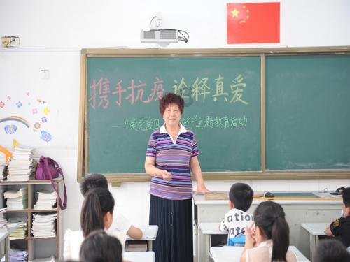 银行行长贪40亿,为绿卡让妻子和老外假结婚,结果妻子6年生3个娃